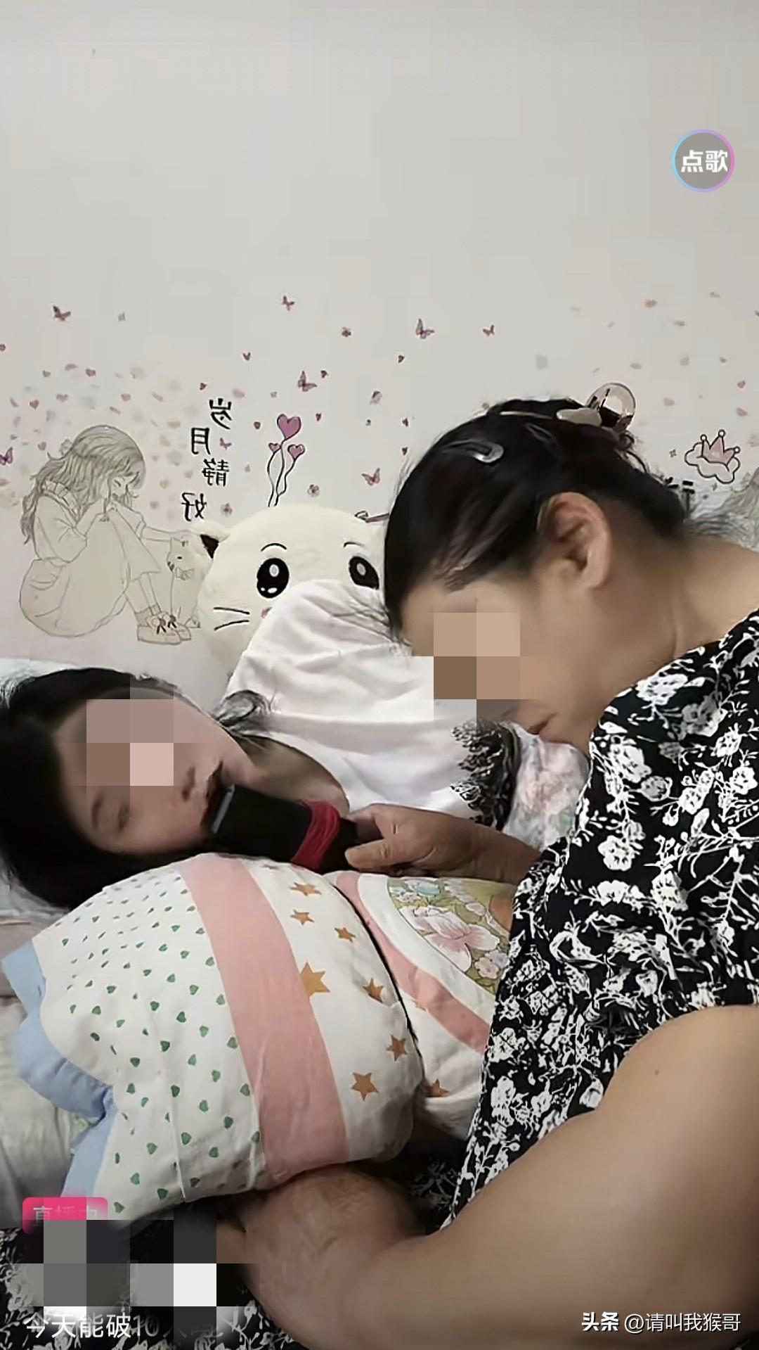 好奇怪，今晚我刷到好几个女儿带着妈妈直播的直播间，我就想知道这到底是策略还是巧合