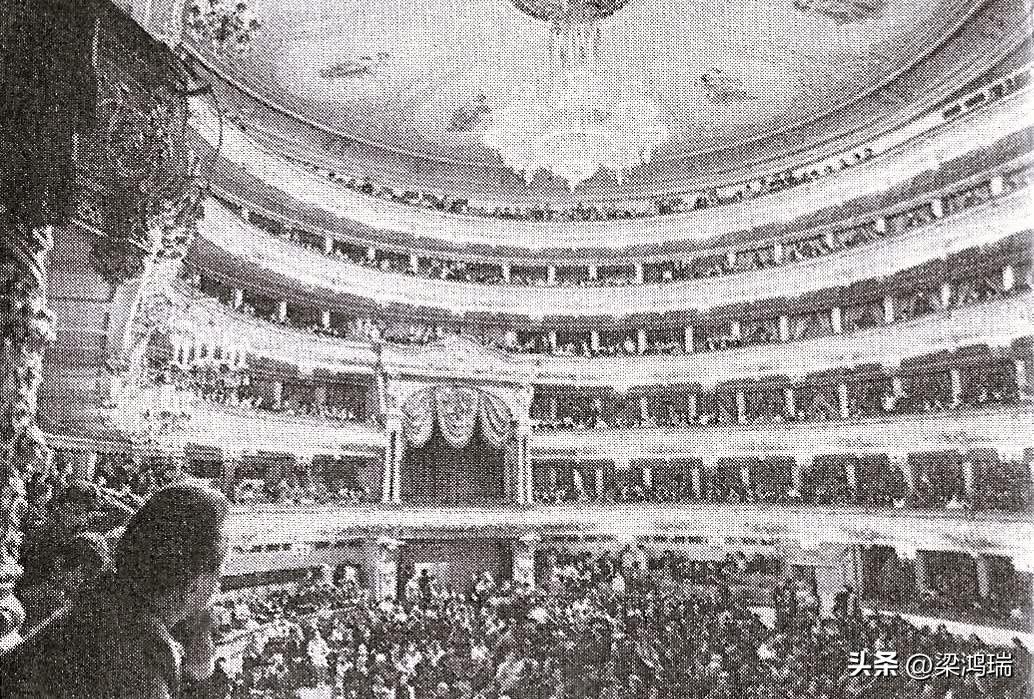 这张特定的黑白照片记录了 1972 年俄罗斯莫斯科大剧院内的景象。大剧院以其宏伟