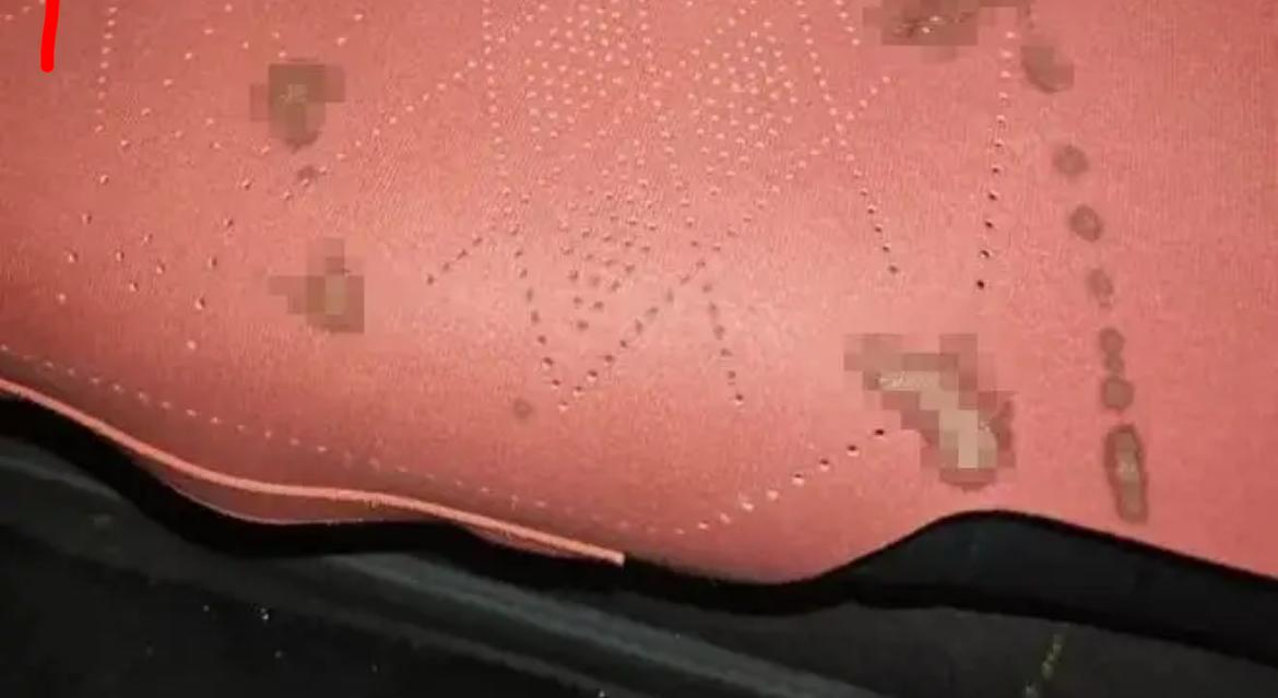 “太恶心了！”天津，网约车司机送完一对年轻男女后，往后座一看，竟发现后排坐垫上糊