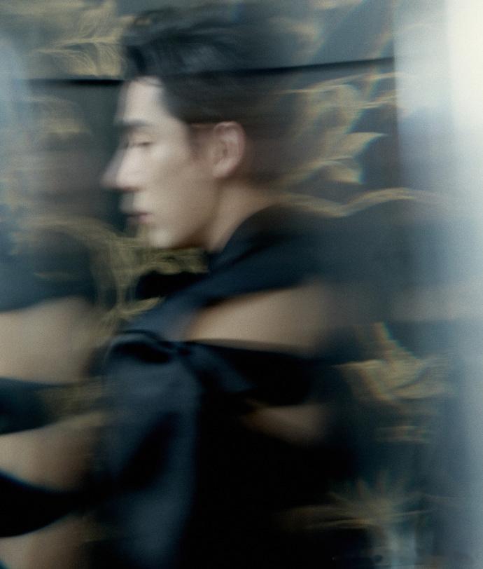 #王安宇墨色慵懒造型##王安宇冷贵公子上线# 王安宇墨色慵懒造型，尽显冷贵公子的