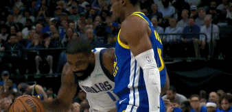 NBA赛场镜头：当真“神仙”球，欧神仙依然仙儿味十足！
  欧文在两名防守人夹击
