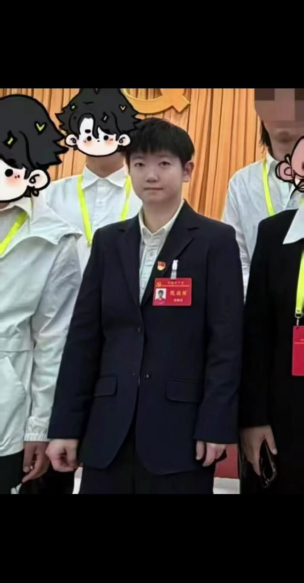 像偷穿大人西装的莎莎