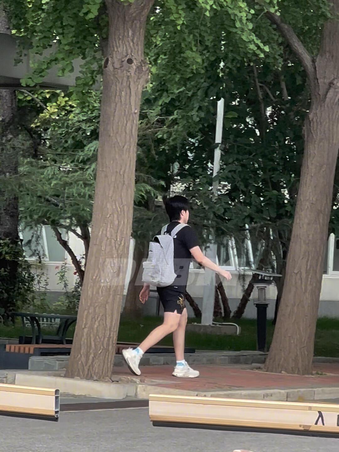 王楚钦在追大巴，很少见他也坐大巴，自己出行还是大Ｇ有气质！
楚钦同学背着书包，大