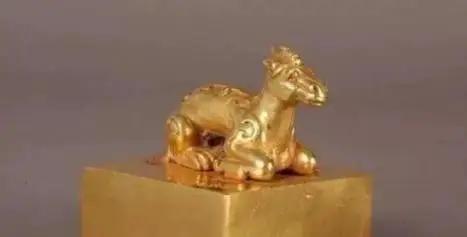 [送自己一朵花]1993年，郭新科在墓中将一颗800克的皇后金印吞入腹中，回家后