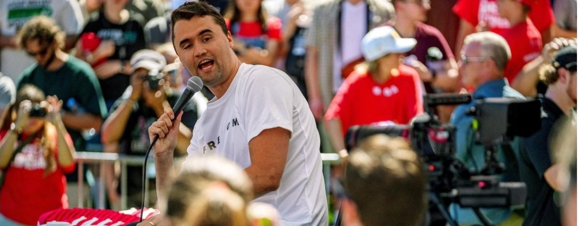 美国保守派政治评论员柯克（Charlie Kirk）10日在犹他州一所大学的演说
