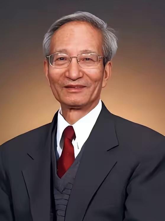 中国工程院院士，雷达与电子技术专家，中国航天事业的重要开拓者之一——张履谦。
2