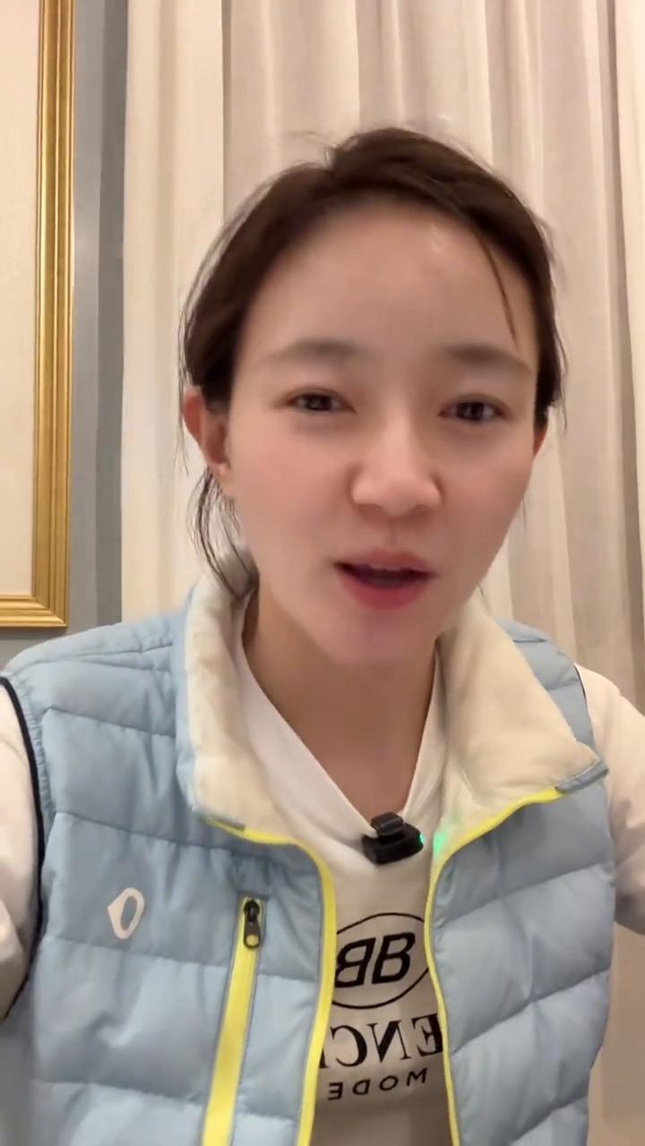 我家人都睡了，所以我带了一个麦，声音小一点。我突然想录这个视频，要给你们推荐一个