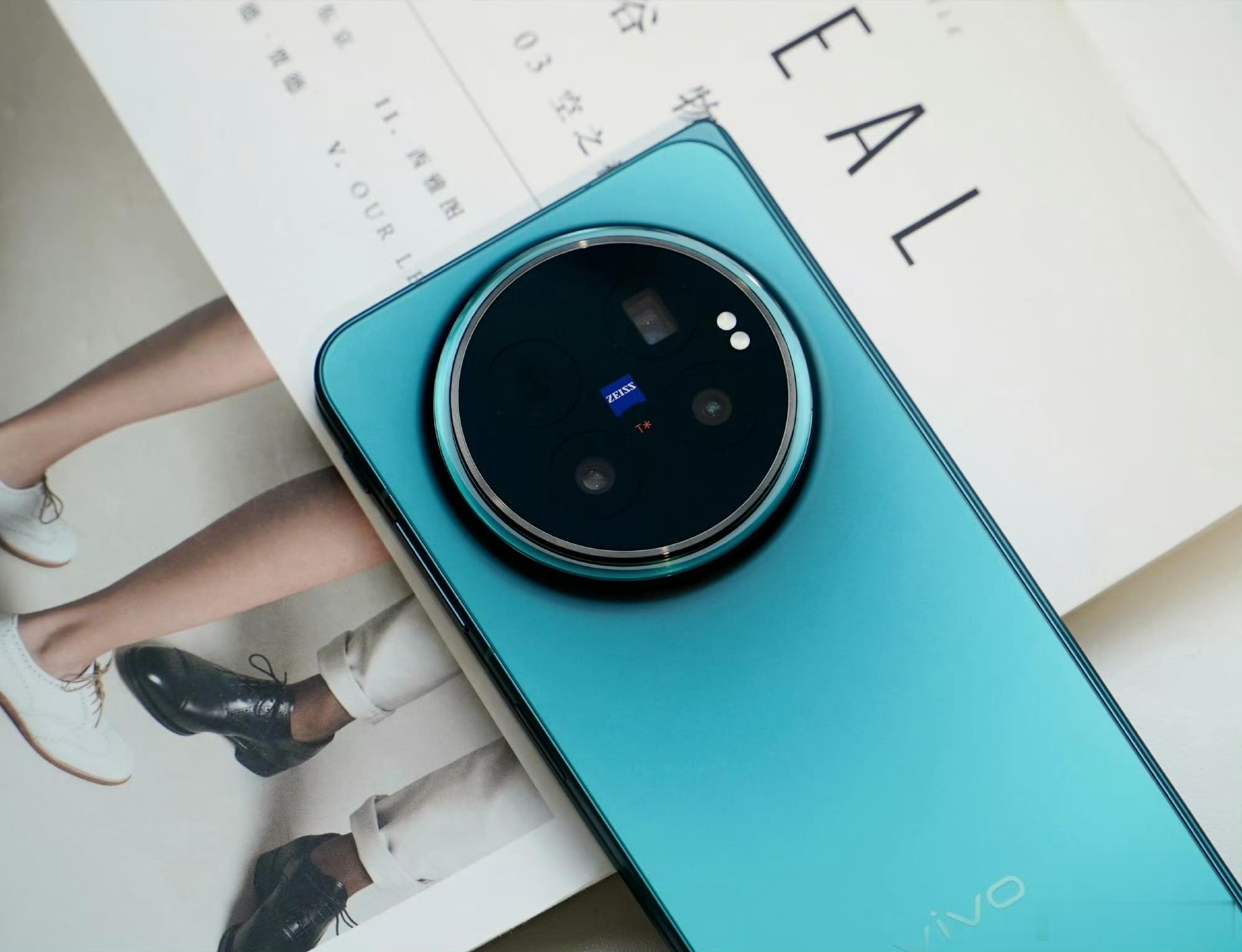 vivo X Fold6蓝洞配色图赏，在不同光线下色彩上感受不同，满分十分你会打
