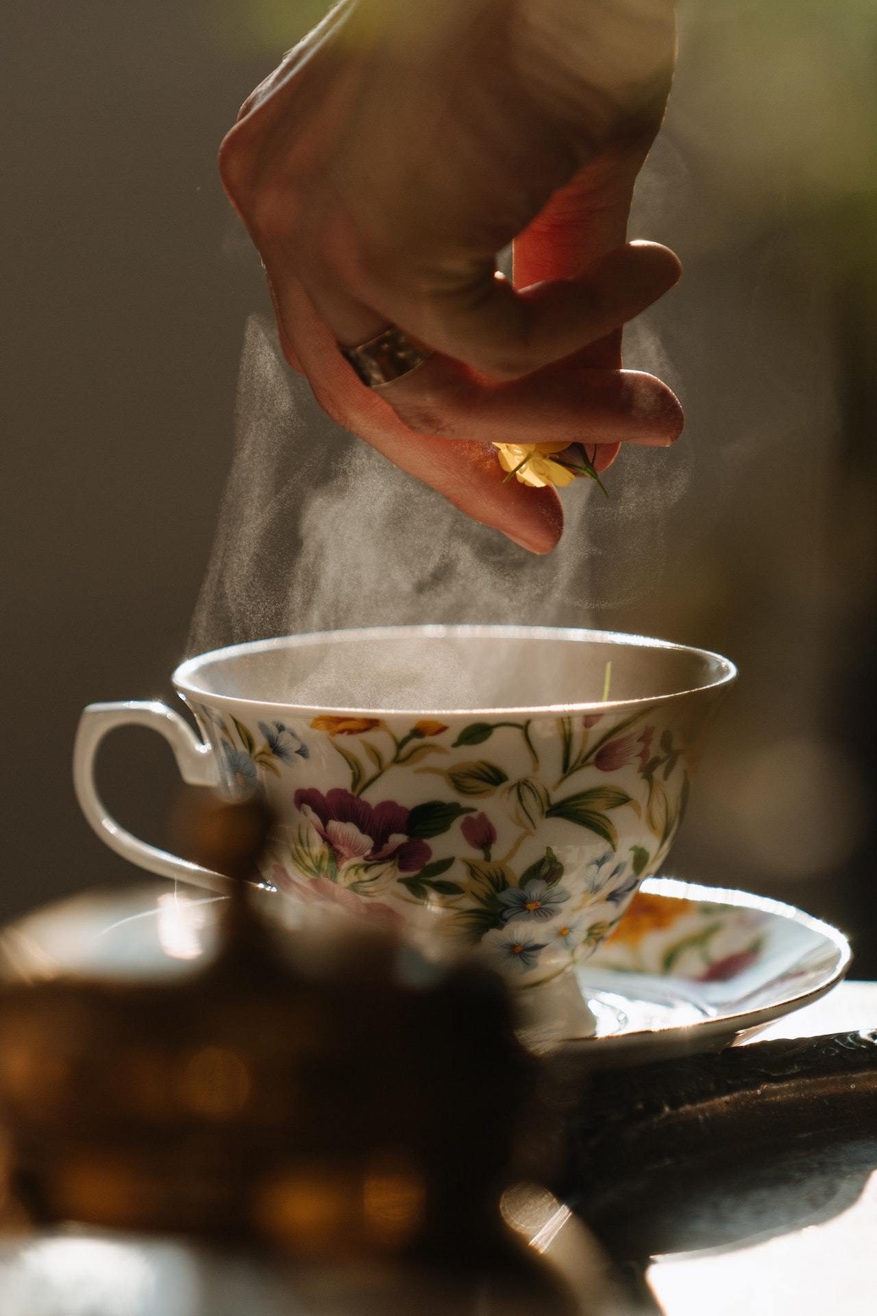 人生如茶，空杯以对，才有喝不完的好茶，才有装不完的欢喜和感动。