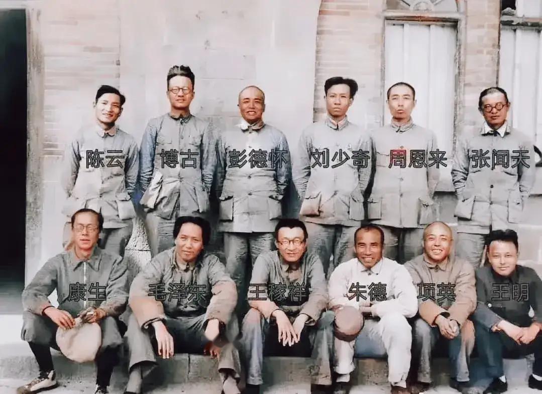 1938年，毛主席坐在他的右侧，朱德老总在他的左侧。

这是一张六届六中全会主席