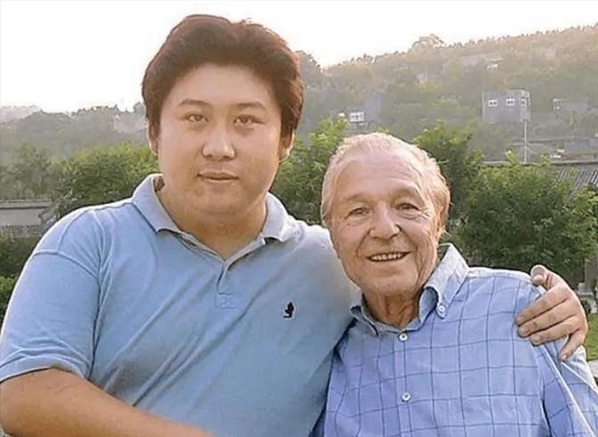 英国房东给一个中国留学生免租8年，他们同吃同住。晚年老人患病孤独无依，留学生接老