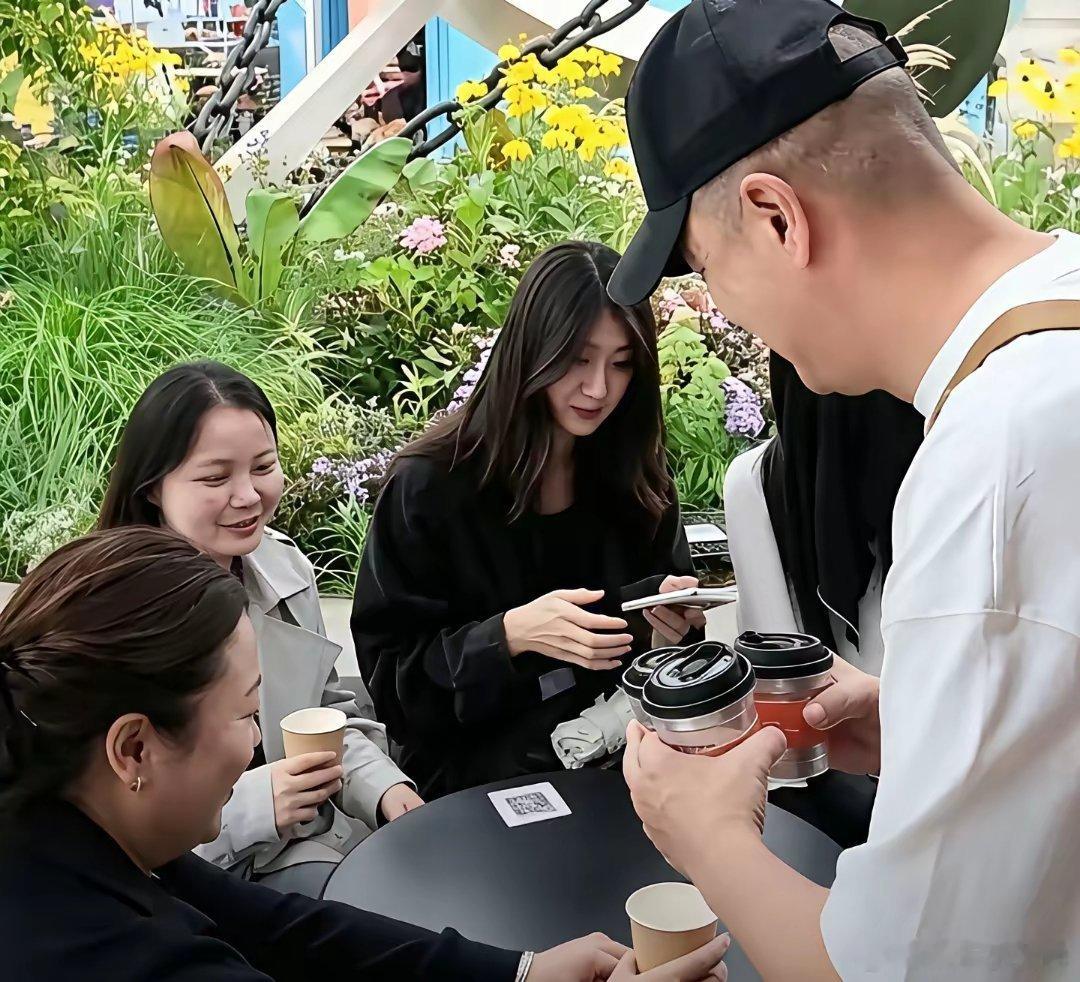 万万没想到。李亚鹏昆明咖啡店开业当天，真正把场面撑起来的，不是多大的明星，不是排