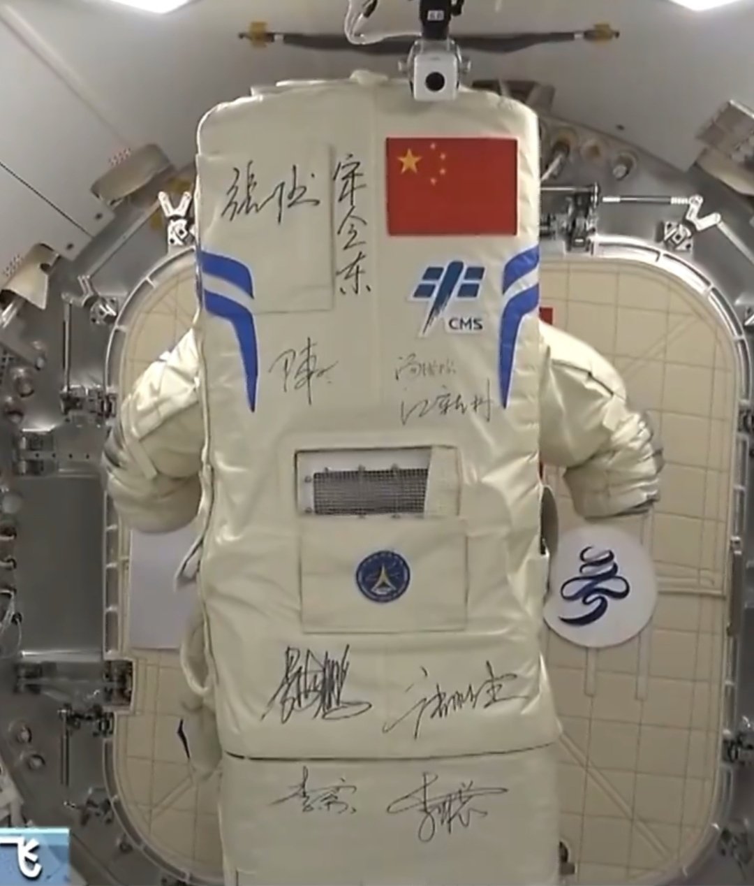 舱外航天服B完成一系列科研项目后，将在适当的时间与大家见面。 