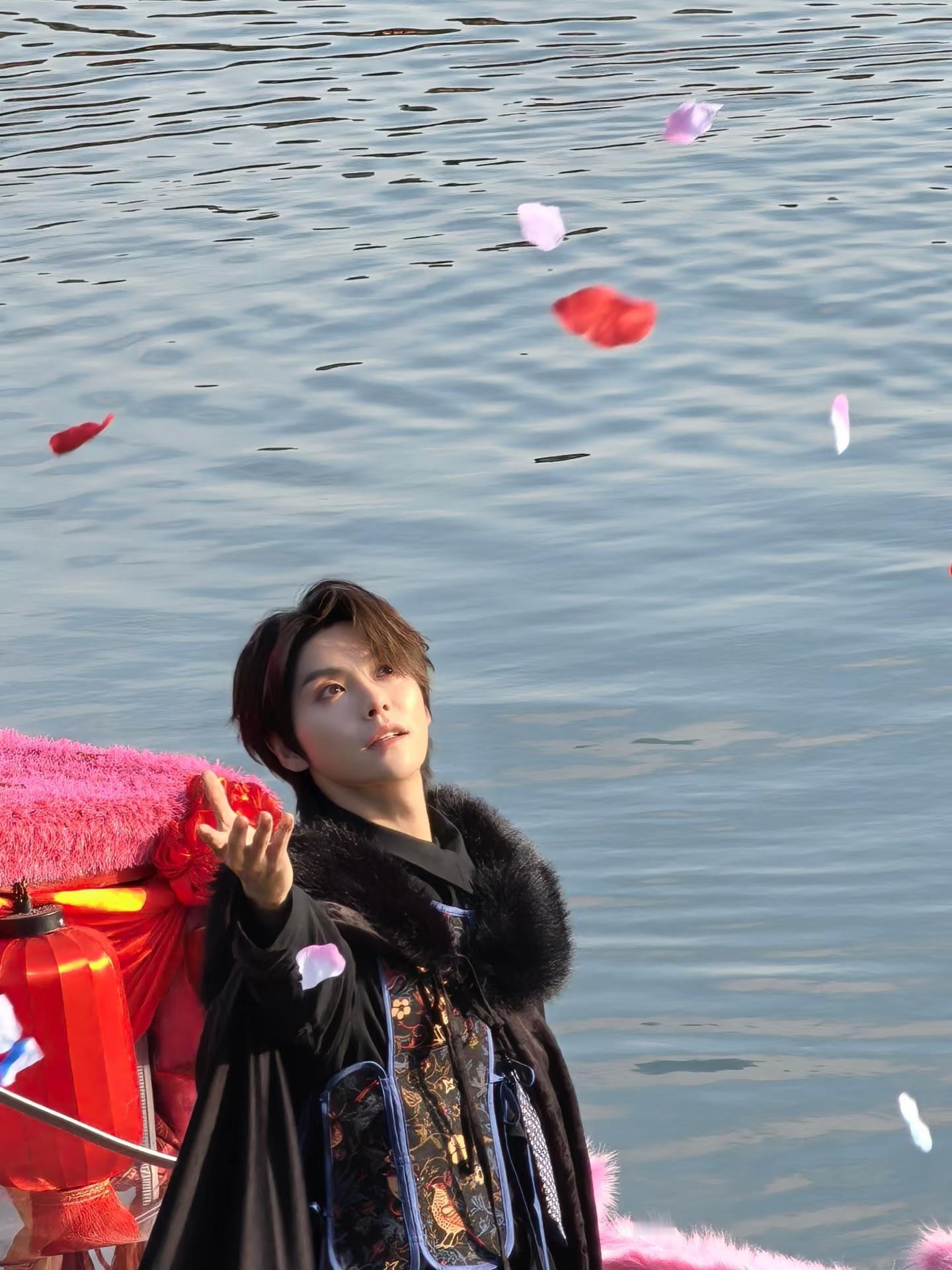 小鱼粮撒花( 仙 女 散 花 ) 