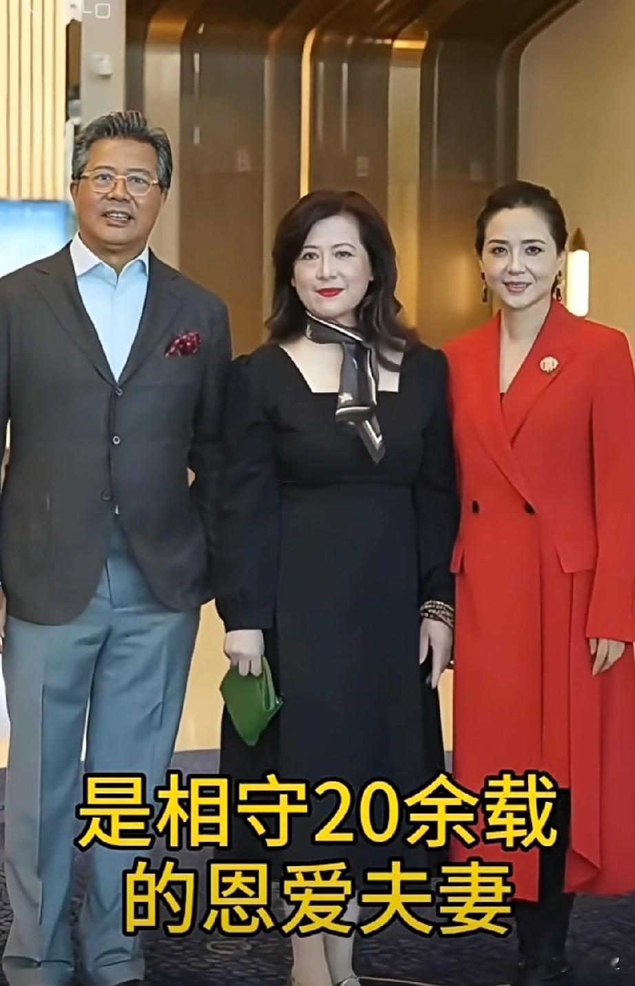 这张合影里，左右两人是相守20余载的恩爱夫妻，中间女士看着格外眼熟，她可是塑造过