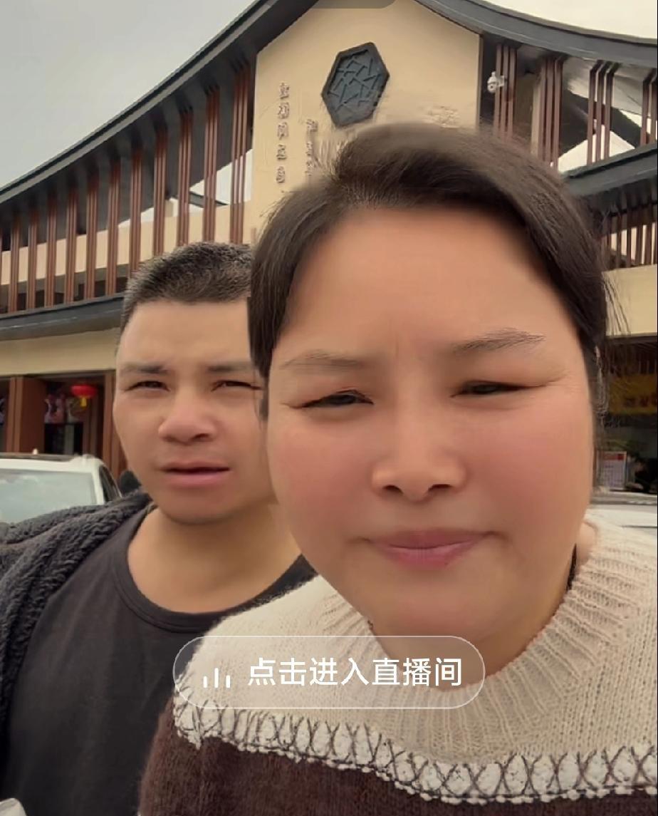 百万网红“二拉”当场翻车！
老婆娜娜直播时从他包里搜出一张VIP按摩卡，上面赫然