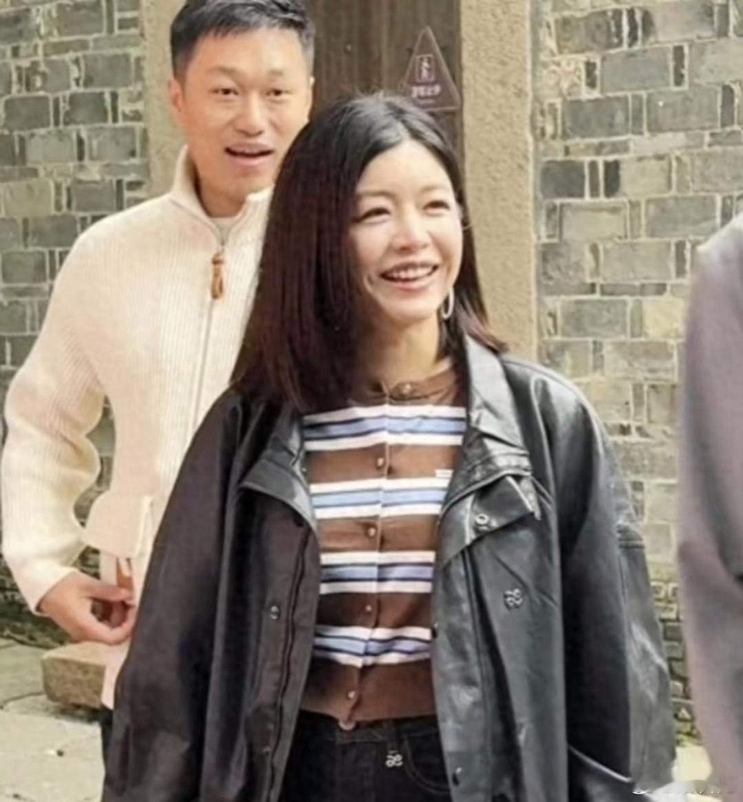 网友偶遇43岁的陈妍希，看着真年轻呀，太有少女感了 