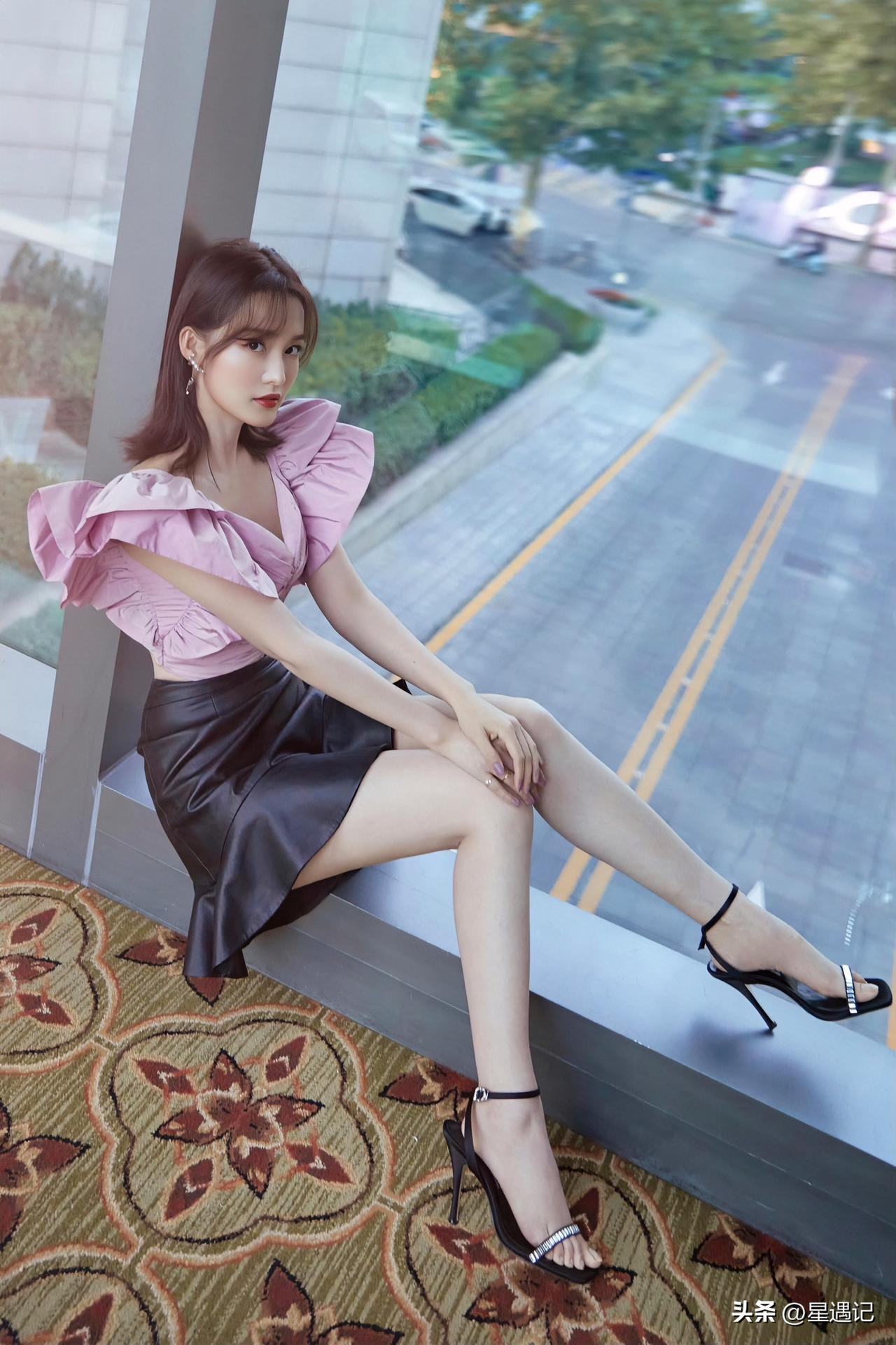 靠窗拍写真，李沁这身搭配为什么格外好看？