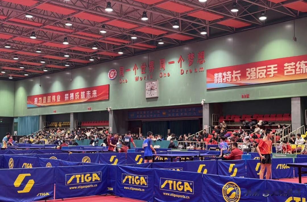 【乒乓世界】残酷赛制见证成长，2026国青入队选拔赛侧记
28张球台分放两层，2