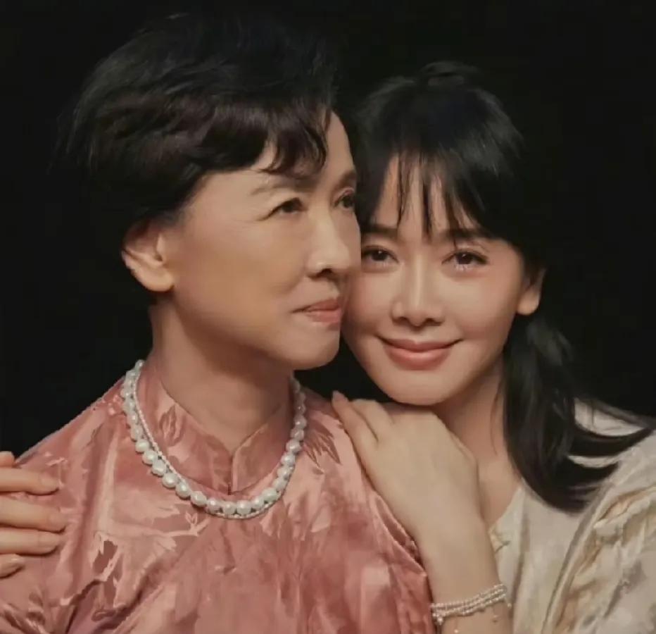 左小青，这娘俩的长相真是没谁了，说是像姐妹也不为过。左小青穿搭风格 段奕宏左小青