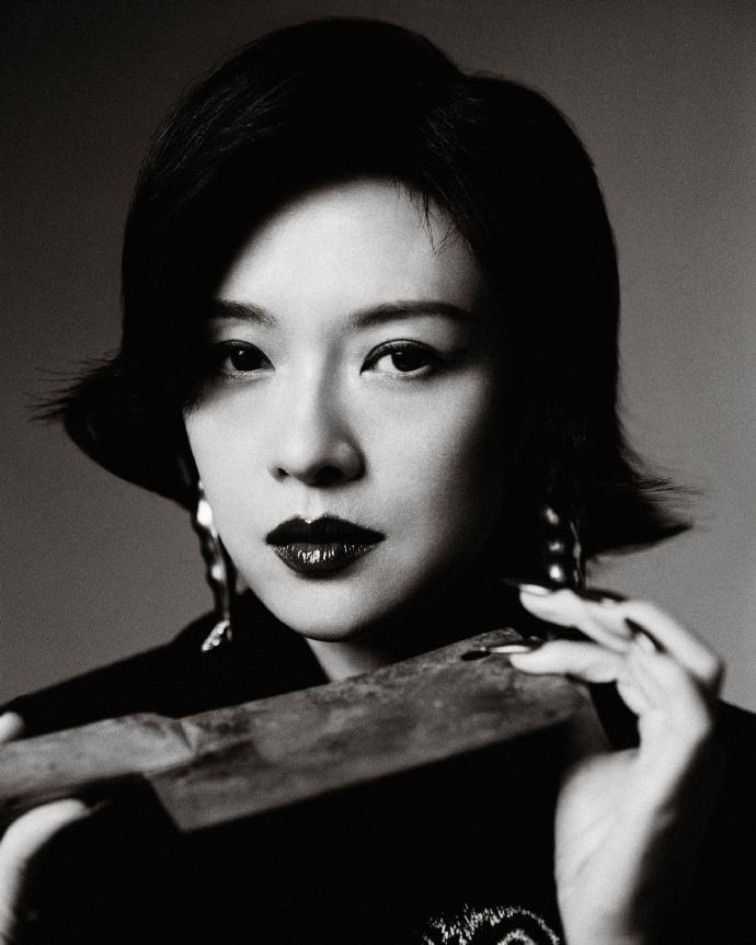 章子怡 × GQ四月刊封面手持菜刀演绎“杀夫”大片 #酱园弄# ​ ​​​