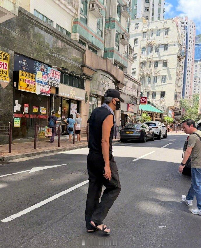 偶遇周润发穿拖鞋吃面 周润发 法拉利老了还是法拉利 网友香港面店偶遇周润发！穿拖