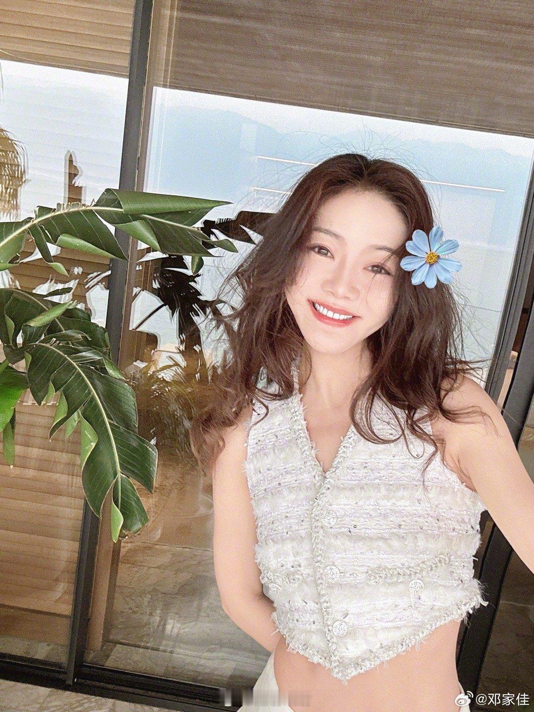 邓家佳[爱你][憧憬][憧憬][抱一抱][抱一抱][舔屏][舔屏][色][色][