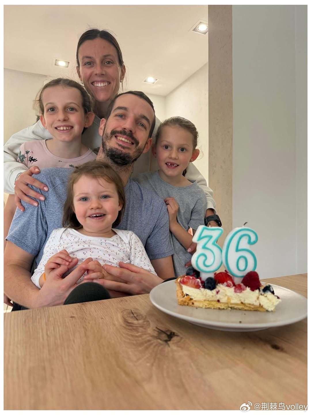 36岁的托纽蒂和他的家人们一起过生，一家五口，阵容庞大[good][good][