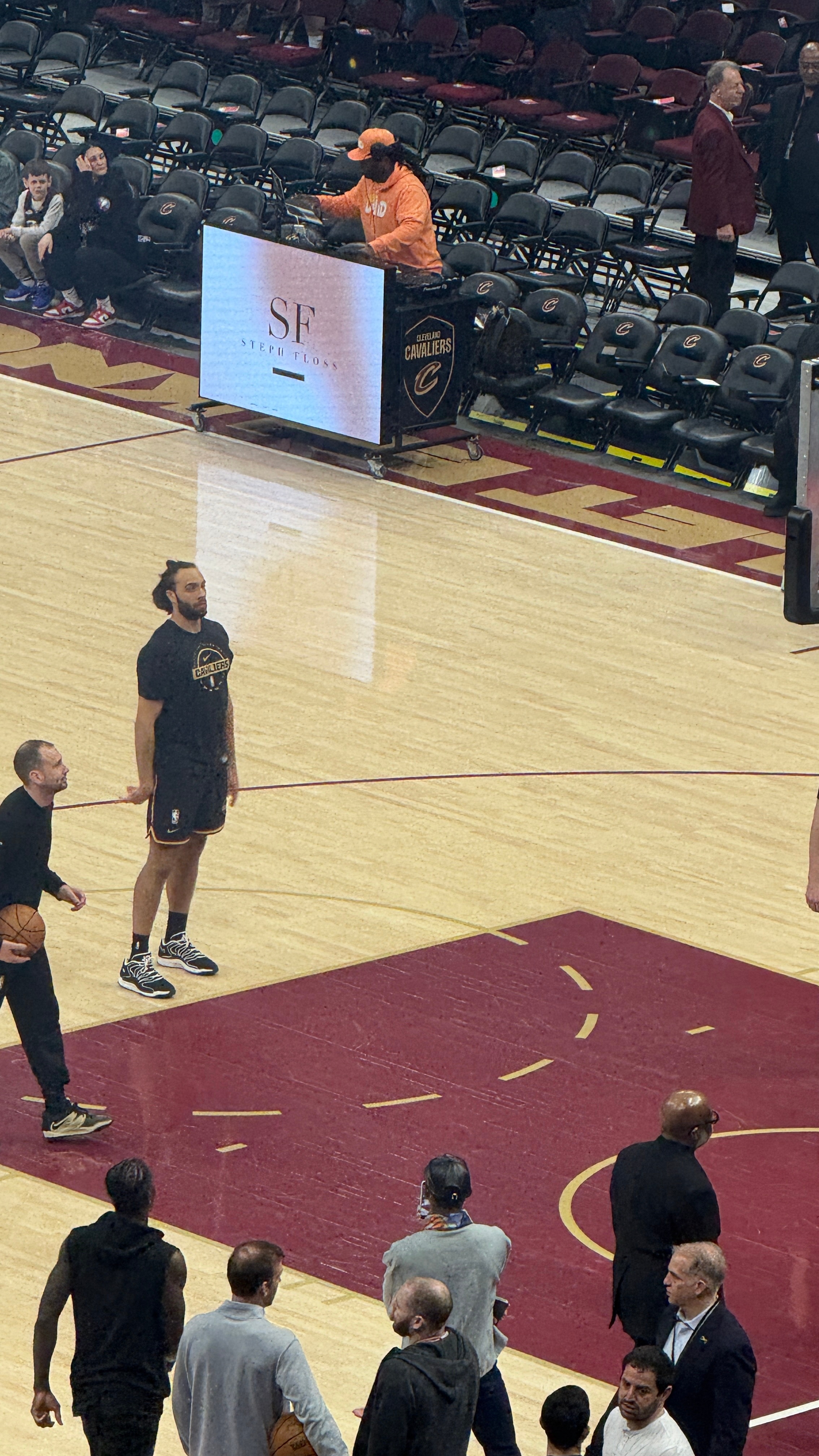 斯特鲁斯即将复出，不过这哥们也是个神经刀，不会对骑士有太大帮助，还不如施罗德。 