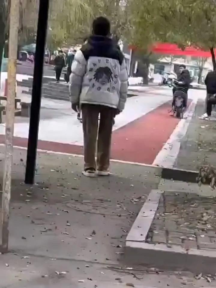 现在校园欺凌都到拿菜刀砍同学的地步了？不修改相关法律加以严惩怎么得了？！

刚刚
