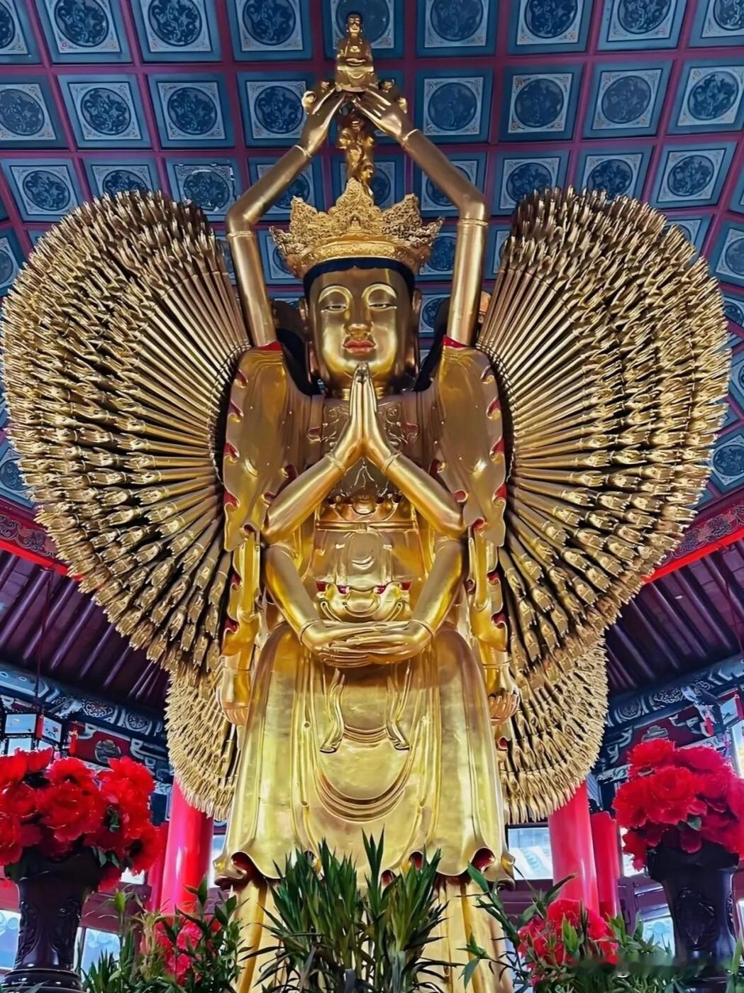 开封大相国寺｜国内罕见，一整棵银杏雕成的千手观音
来开封大相国寺，八角琉璃殿里的