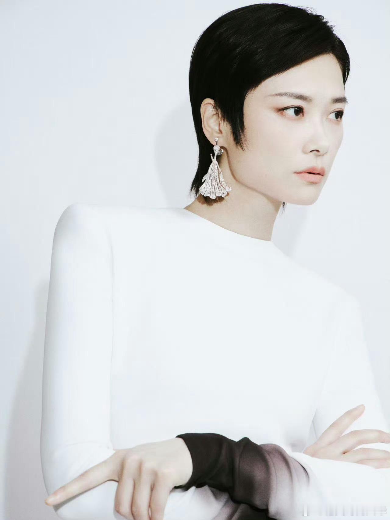 李宇春压轴 李宇春ELLE压轴造型好绝！渐变人鱼裙宛如优雅美人鱼，红毯上气场全开