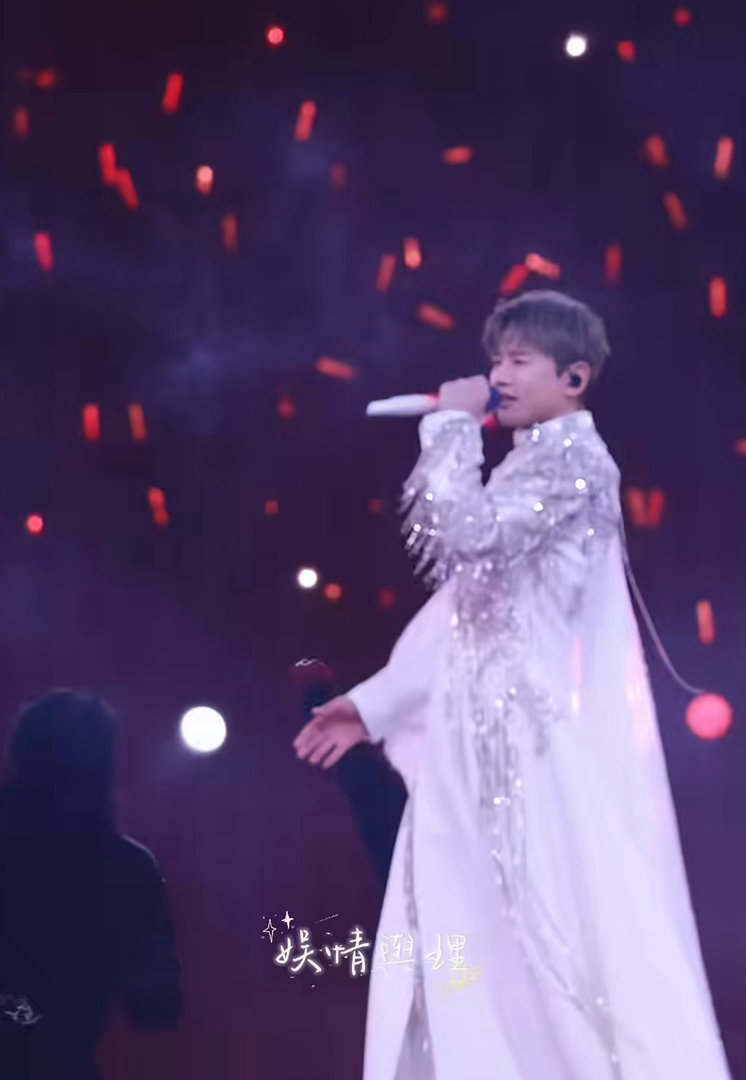 张杰唱天下时穿的披风好懂事 看视频的时候，披风扬起来那一下确实被惊艳到了。不是刻