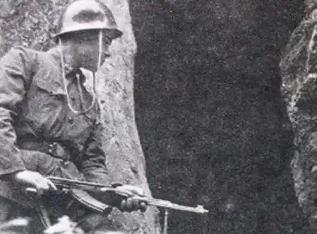 1984年，一22岁战士误闯入一个山洞，他发现里面竟都是女人，然而就在战士摸出手