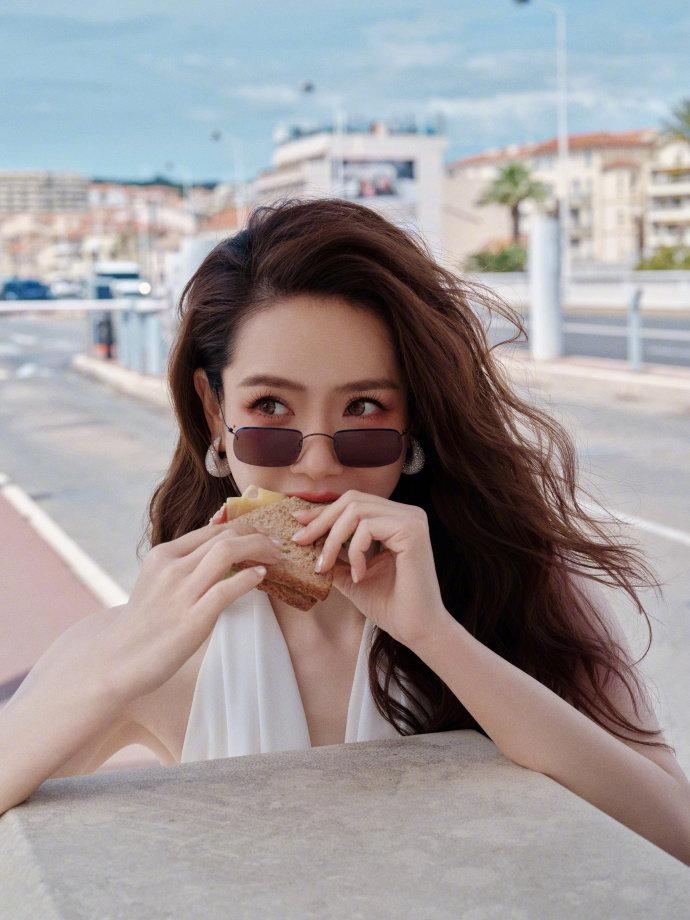 谁说来戛纳不可以调皮 ​​​😛看戚哥这组照片拍得又调皮😛又美2026戛纳