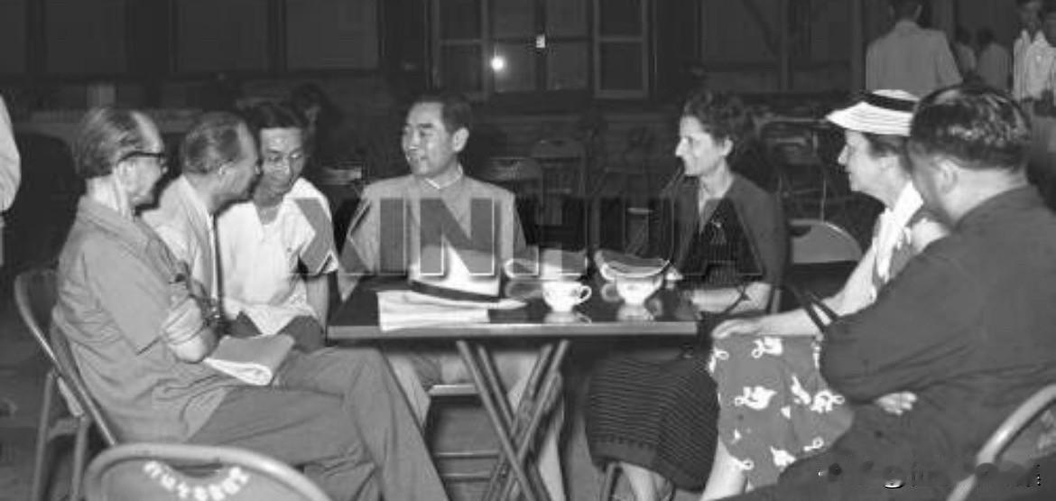 【周总理历史上的今天——6月26日】
1957年6月26日，下午，周恩来总理接见