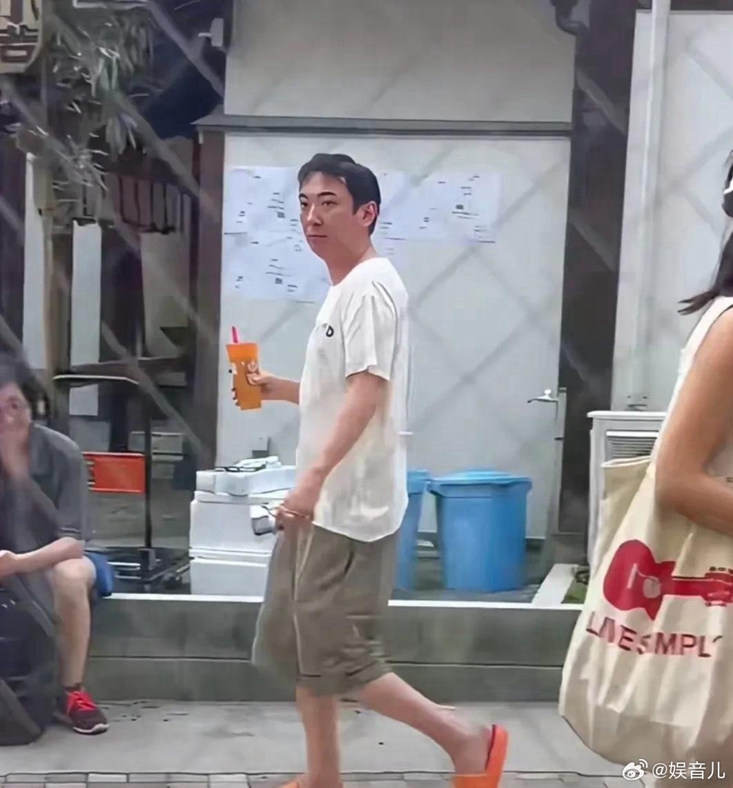 王思聪这一身行头，7块钱的蜜雪8块钱的拖鞋38块的裤子68的衣服。怎么不算低调少