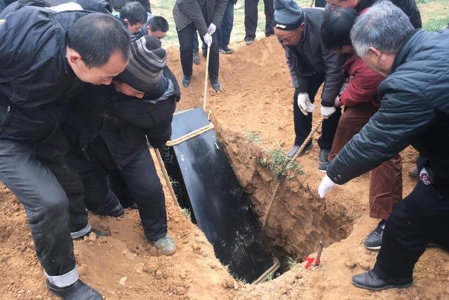 殡葬新规落地！2026年4月起，全国推行“免费安葬”，告别天价墓地，七种方式让生