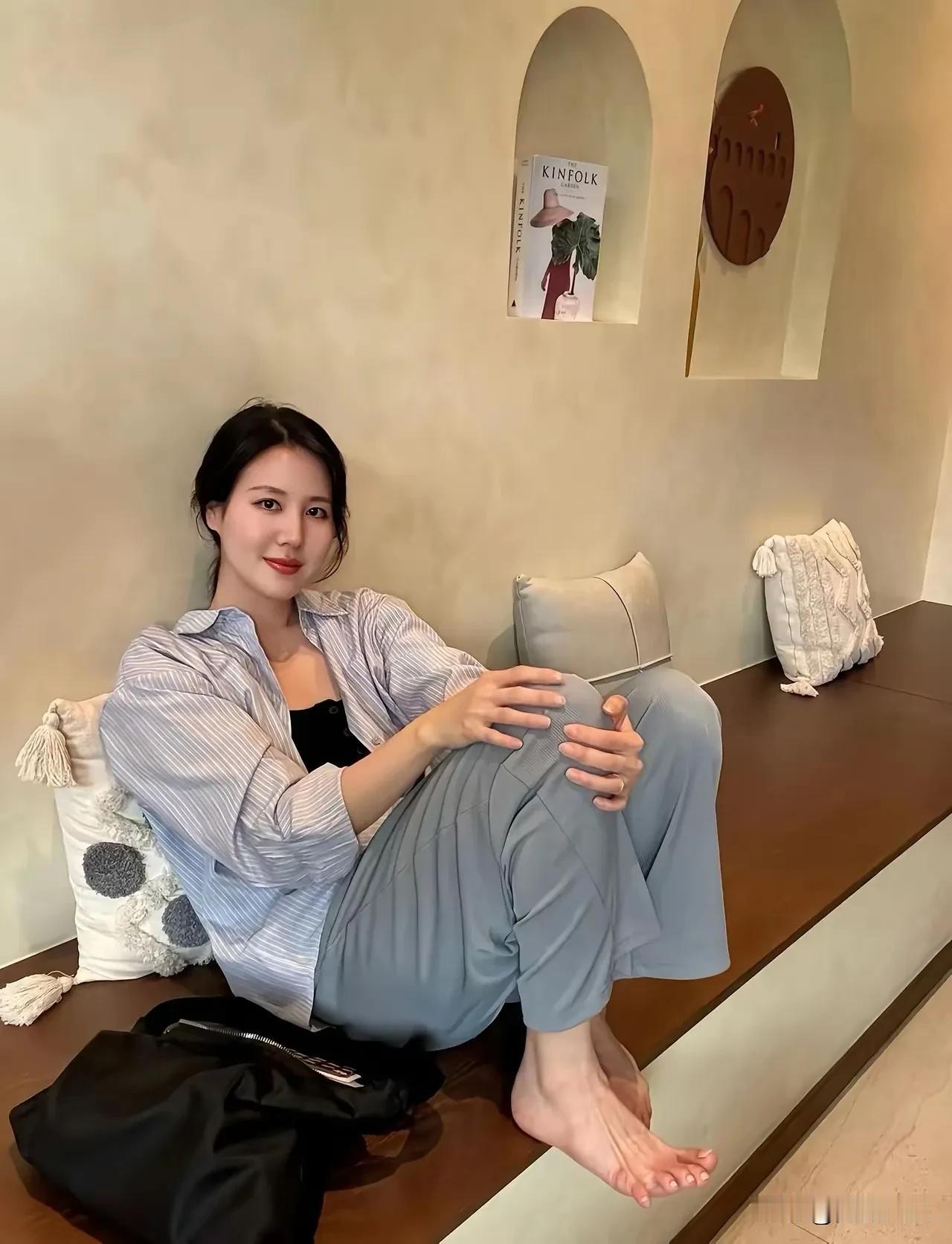 涧水无声绕竹流，
竹西花草弄春柔。
茅檐相对坐终日，
一鸟不鸣山更幽。