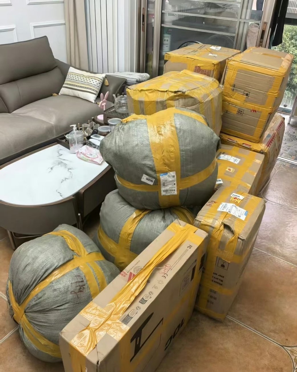 女儿毕业寄回几百斤包裹妈妈天塌了 年纪轻轻就有囤物癖吗？这大包小包的估计运费就要
