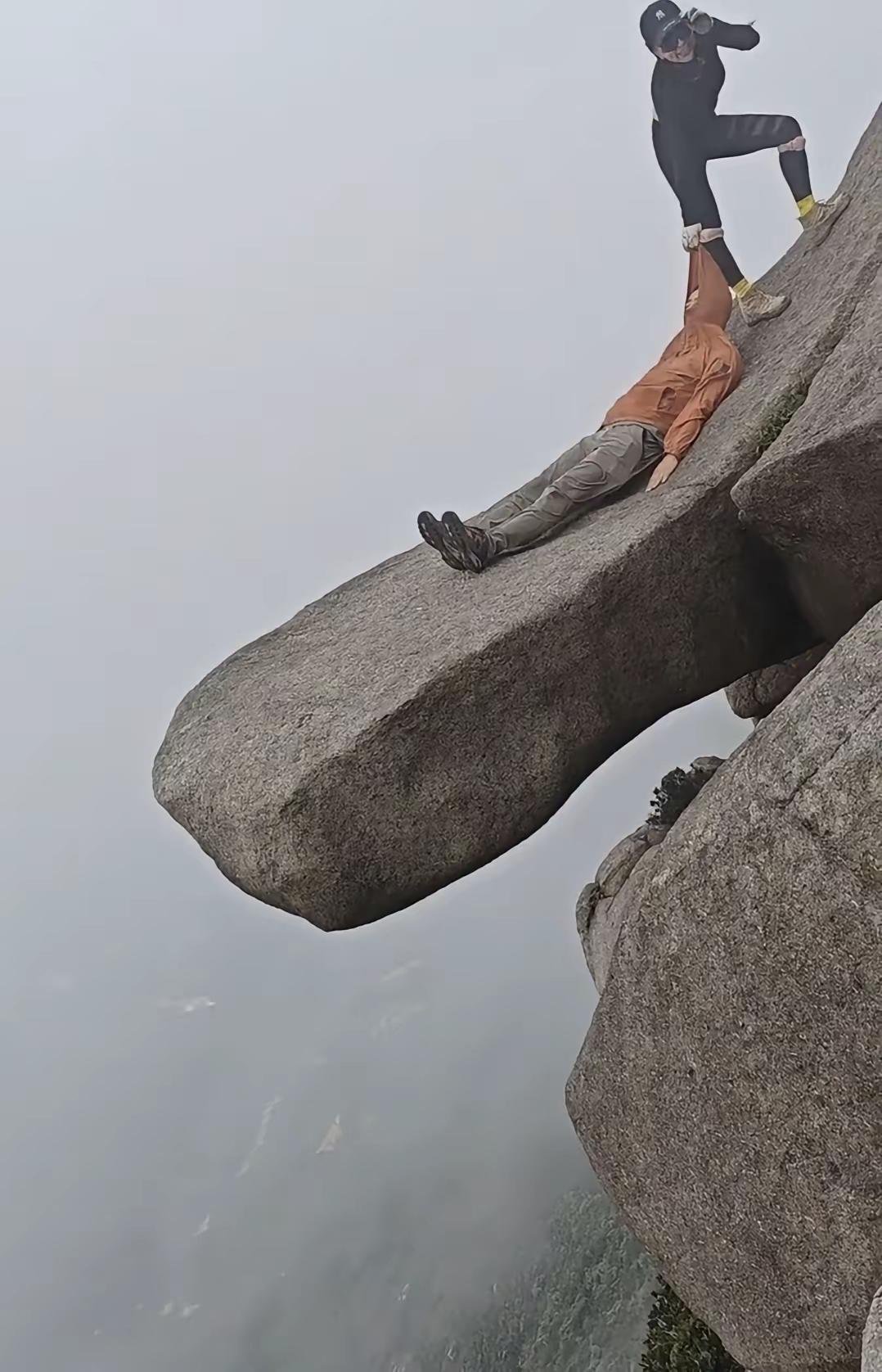 “帅”，“衰”，“摔”，不知道他们是喜欢哪一个呢？
一旦失误掉下去了，全村都得去