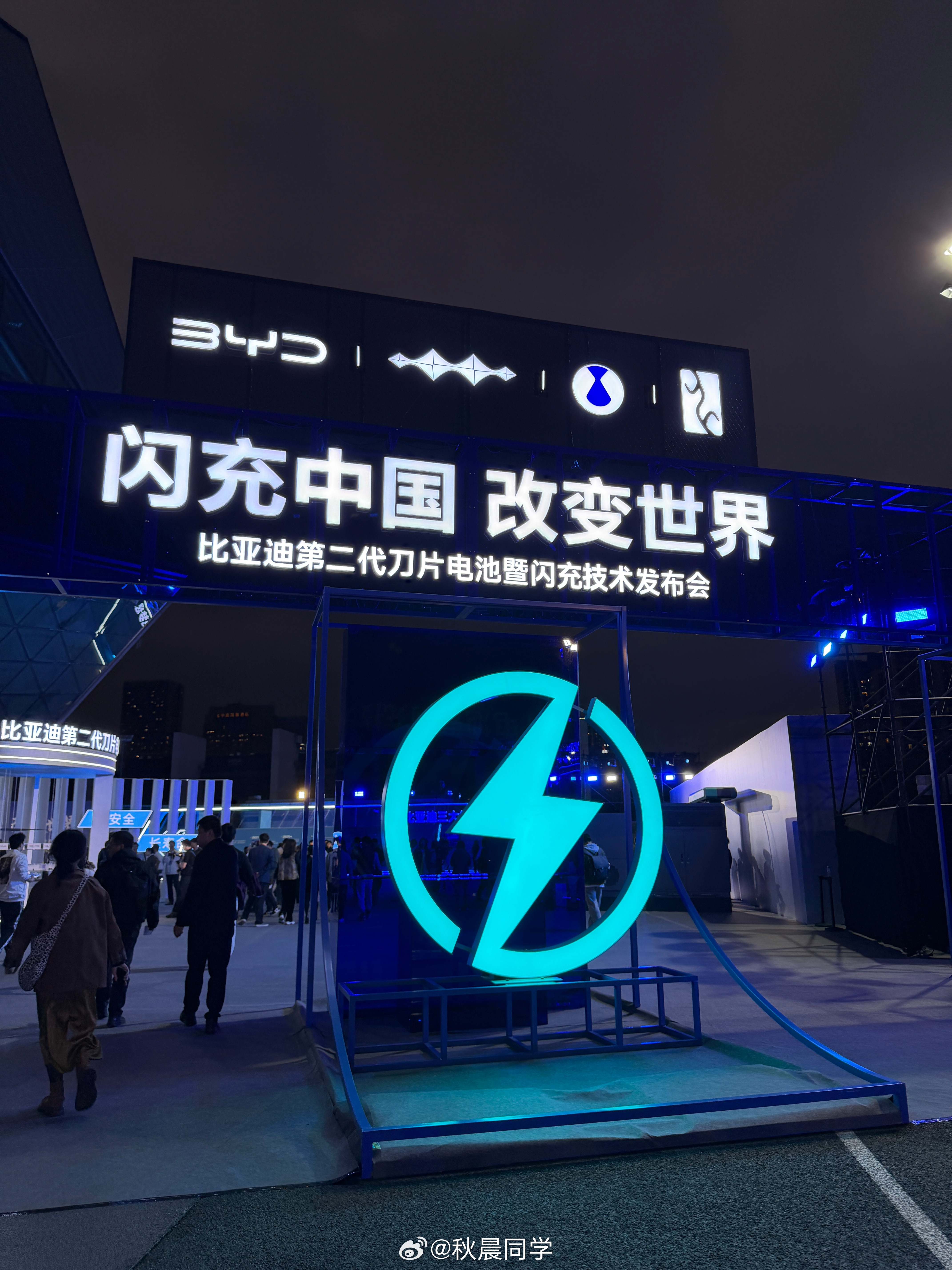 分享一个数据中国燃油车的保有量是新能源车的7倍加油站只有充电站的1/3充电依旧要