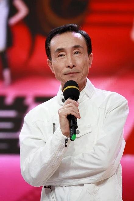 巩汉林在参加节目的时，回忆起自己年轻的艰苦岁月时说：“那个高粱米饭是猪都不吃的，
