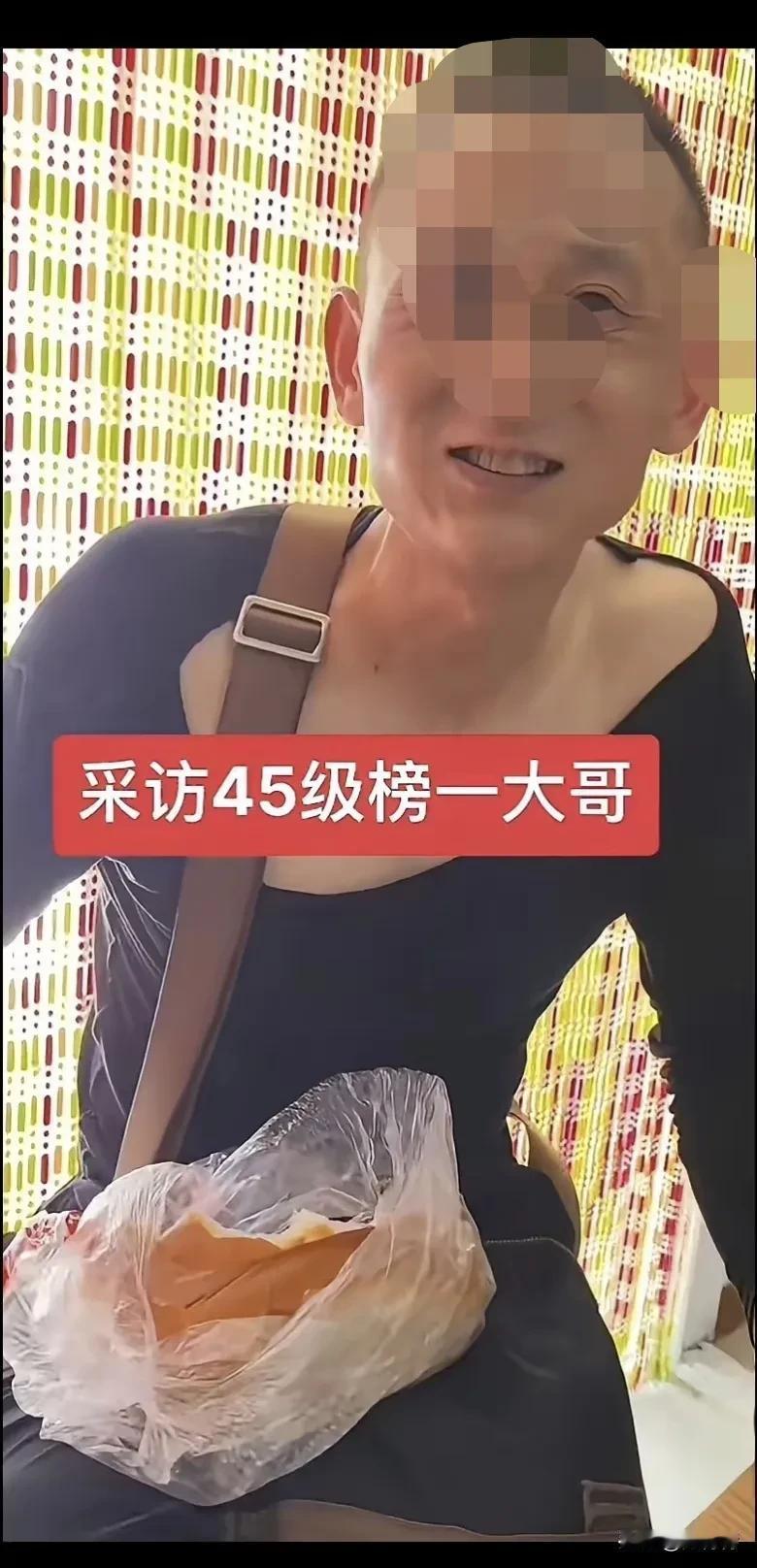 先后给网红女主播打赏20多万的榜一大哥，自己光棍一个，天天吃咸菜就馒头过日子，你