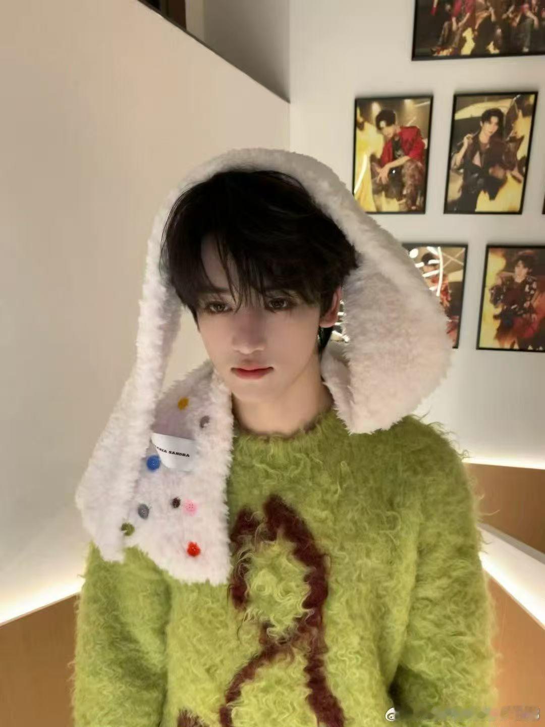 张信哲邓佳鑫称得上值得 邓佳鑫唱《称得上值得》的时候，把少年独有的细腻和敏感融入