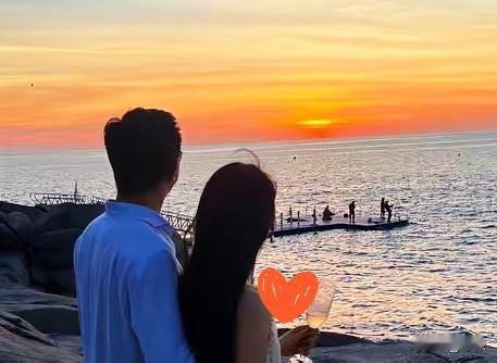 “只要不结婚，玩烂了都是姑娘。离过婚的再干净，都是二婚。”
 
这话听着就像扎在