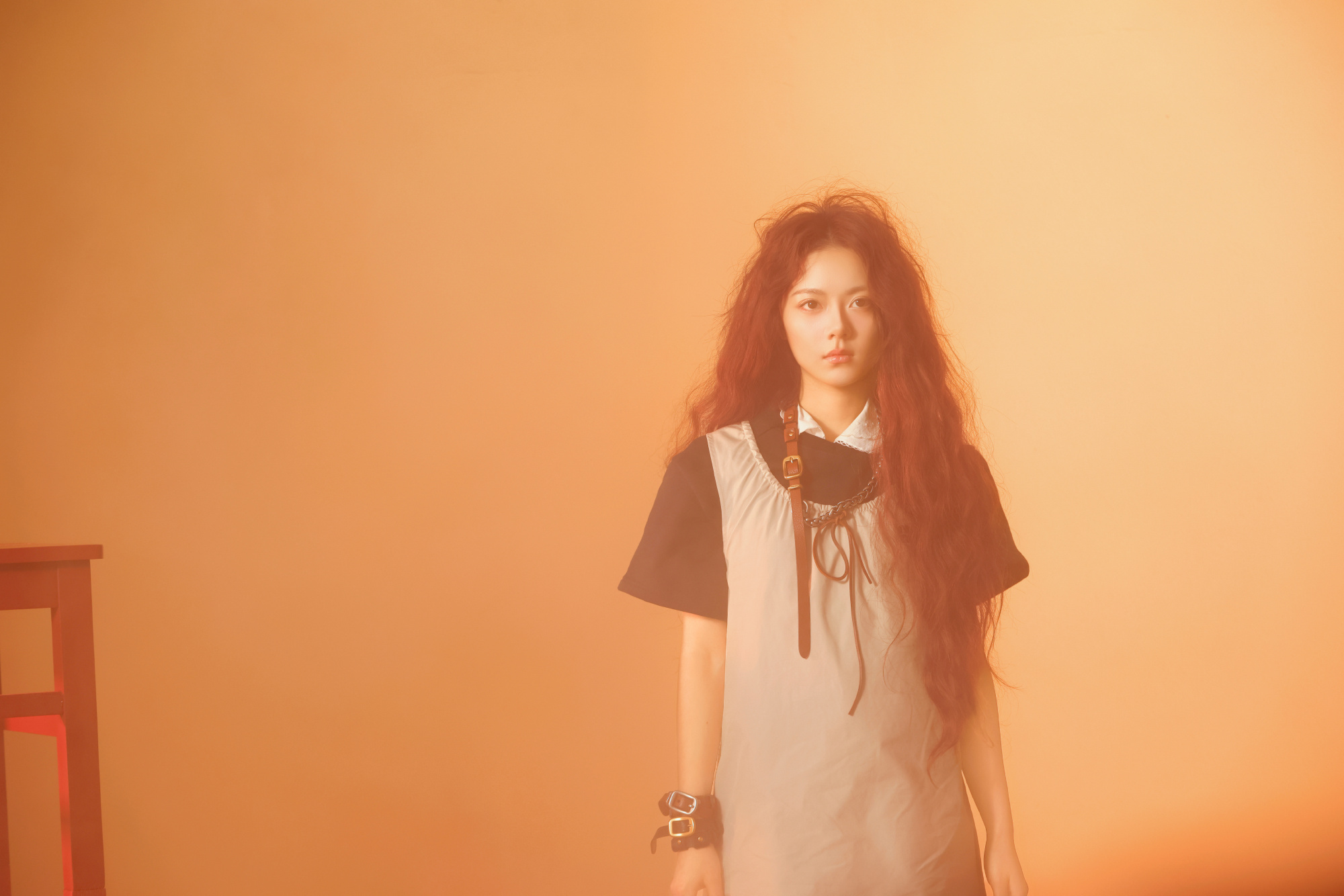 赵今麦暖调光影里的油画少女赵今麦有种安静轻盈的美谁懂啊！赵今麦在暖调光影里美成油