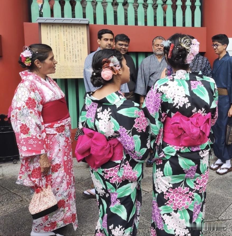 迪士尼禁带食物⁉️印度游客直接当众开吃，日本人敢怒不敢言🔥🔥
印度人真的是一