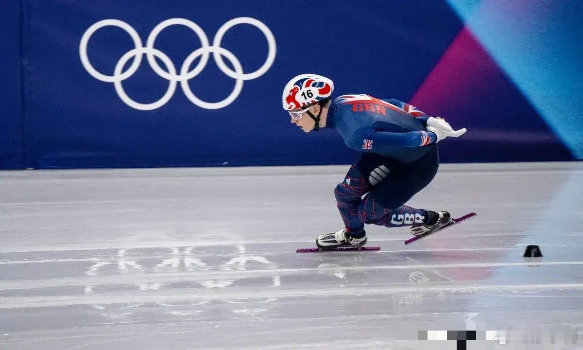 英国选手撞倒孙龙刘少昂这个英国人一个人犯规，干掉中国两个主力，并导致孙龙受伤，一