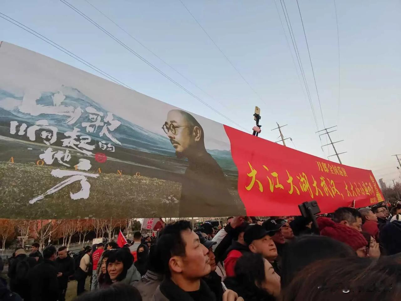 很多老百姓的生活还是不错的，你看开个明星演唱会。来自全国各地的歌迷都去参加。
两